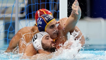 Water Polo - World Aquatics Championships - Men - Semi Final - Greece v Spain - OCBC Aquatic Centre, Singapore - July 22, 2025 Spain's Biel Gomila Faiges in action with Greece's Konstantinos Kakaris and Panagiotis Tzortzatos REUTERS/Edgar Su