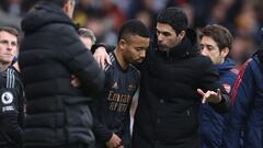 Gabriel Jesus y Mikel Arteta, jugador y entrenador del Arsenal, hablan antes de salir al campo contra el Fulham.