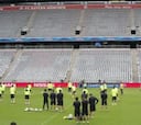 El Barça entrena en el Allianz Arena con todos sus hombres