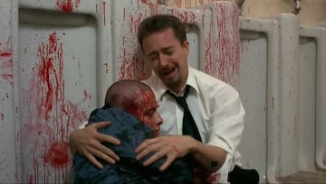 Danny Vinyard (Edward Furlong), un adolescente que idolatra a su hermano mayor Derek, empieza a cuestionar la ideología racista que los marcó. Justo cuando parece encontrar una salida, es asesinado a tiros en el baño de su escuela por la misma violencia que su hermano intentaba dejar atrás. Su muerte es un recordatorio brutal: escapar del odio no siempre es posible.
