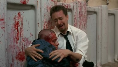 Danny Vinyard (Edward Furlong), un adolescente que idolatra a su hermano mayor Derek, empieza a cuestionar la ideología racista que los marcó. Justo cuando parece encontrar una salida, es asesinado a tiros en el baño de su escuela por la misma violencia que su hermano intentaba dejar atrás. Su muerte es un recordatorio brutal: escapar del odio no siempre es posible.
