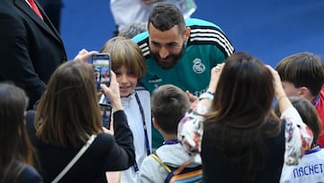 Benzema se fotograf&iacute;a con un ni&ntilde;o antes del partido ante el Liverpool.