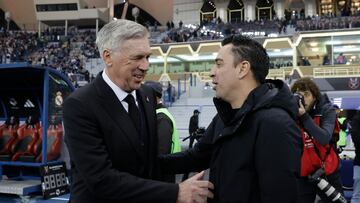 RIAD (ARABIA SAUDÍ), 15/01/2023.- El entrenador del Real Madrid, Carlo Ancelotti, saluda a Xavi Hernández, entrenador del FC Barcelona, momentos antes de que dé comienzo el partido de la final de la Supercopa de España 2023, que se juega este domingo en el Estadio Internacional Rey Fahd de Riad, Arabia Saudí. EFE/ Juan Carlos Cárdenas
