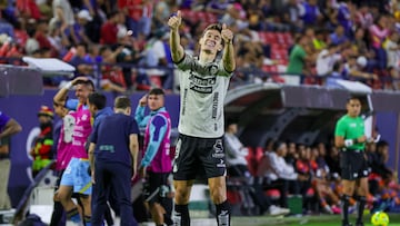 Rodrigo Dourado festeja el triunfo del Atlético de San Luis sobre Mazatlán.