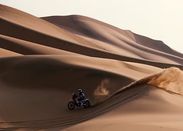 Mathieu Doveze de BAS World KTM Racing team durante la segunda etapa del Dakar 2024 con un recorrido entre Al Henakiyah y Al Duwadimi.