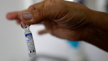 A medical worker prepares a dose of the Sputnik V vaccine against the coronavirus disease (COVID-19) in Caracas, Venezuela April 9, 2021. REUTERS/Leonardo Fernandez Viloria NO RESALES. NO ARCHIVES