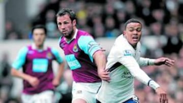 <b>PRETENDIDO. </b>Lucas Neill, con la camiseta del West Ham: está libre y varios clubes lo tienen visto.