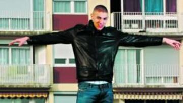<b>FRENTE A SU CASA. </b>Benzema comenzó a jugar en las parcelas del barrio de El Bron. Allí permaneció hasta que fichó por el Madrid.