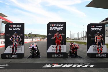 El primer ganador de una carrera al sprint, Francesco Bagnaia, secundado en el podio por los españoles Jorge Martín y Marc Márquez, segundo y tercero re4spectivamente en la carrera al sprint.