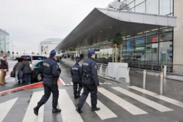 La policia belga en los alrededores del aeropuerto.