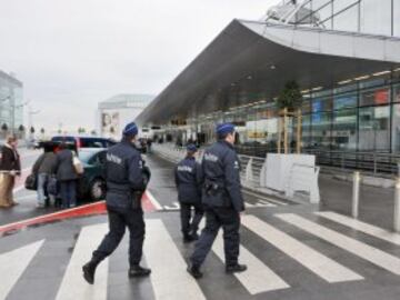 La policia belga en los alrededores del aeropuerto.