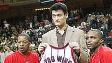 <b>EL GIGANTE CHINO, EN EEUU.</b> El pívot chino, de 2,26 metros, vestirá la camiseta con el número 11, que él mismo mostró a los seguidores del equipo cuando salió al centro del campo para saludarlos.