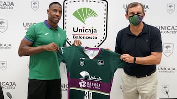 Norris Cole, durante su presentaci&oacute;n, con el director deportivo Juanma Rodriguez.