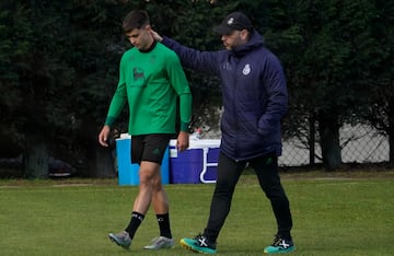 José Alberto, entrenador del Racing, felicita a Mario García, el día después de su estreno con el primer equipo.