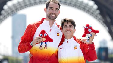 Álvaro Martín y María Pérez posan con sus medallas olímpico con la Torre Eiffel de fondo.