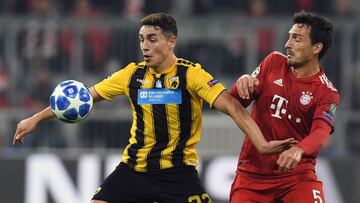 AEK&#039;s Argentine forward Ezequiel Ponce (L) and Bayern Munich&#039;s German defender Mats Hummels vie for the ball during the UEFA Champions League Group E football match Bayern Munich v AEK Athens FC in Munich, southern Germany, on November 7, 2018. 