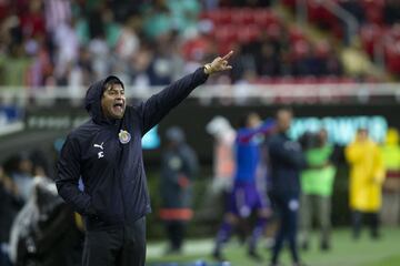 Las cosas están mal con Chivas. Después de todo el drama y polémica que se vivió durante la pretemporada con la salida de Matías Almeyda, Guadalajara no encuentra la luz al final del túnel. Pero no hay que olvidar que este equipo ya fue penúltimo de la tabla general el Clausura 2018, incluso antes de todas las bajas importantes que sufrió. Ahora, Ya perdió sus dos primeros partidos del torneo, la afición se encuentra molesta con los directivos y el panorama no luce alentador para ‘El Rebaño’.