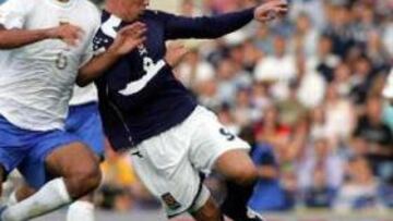 <b>EL GOLEADOR.</B> Miller marcó muy pronto y fue una pesadilla para la defensa italiana.