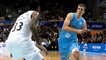 GRAF8277. LUGO, 16/12/2018.- El ala pivot estadounidense del Real Madrid Trey Thompkins (i) defiende al pivot ucraniano del Caf&eacute;s Candelas Breog&aacute;n Volodymir Herun, en partido de Liga Endesa que se disputa esta tarde en Lugo. EFE/ Eliseo Trigo