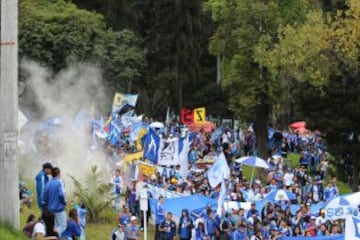 Las calles de Bogotá se pintan de azul y blanco