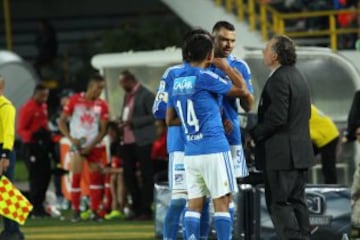 El técnico uruguayo vivió el clásico con mucha intensidad 