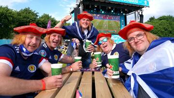 Aficionados de Escocia, en la fan zone de Glasgow. 