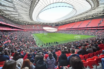 Los jugadores del Athletic han repartido regalos a los aficionados presentes. 