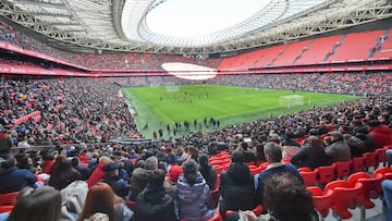 Los jugadores del Athletic han repartido regalos a los aficionados presentes.
