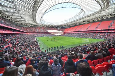 Los jugadores del Athletic han repartido regalos a los aficionados presentes. 