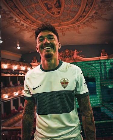 El Elche es el club, junto al Rayo Vallecano, que más ha tardado en lanzar su primera equipación. Los ilicitanos vestirán un diseño clásico, patrocinado por Nike, en su vuelta a la primera división, pero con una particularidad distintiva. En la banda horizontal verde está redactado por completo su himno.