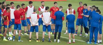 Coach Vicente del Bosque speaks to his players as Spain prepare their bid for a third straight European title.
