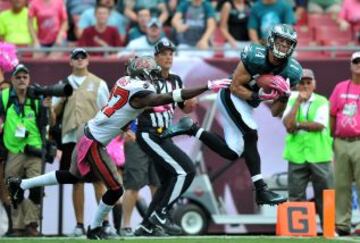 Riley Cooper (14), de los Philadelphia Eagles trata de irse de Johnthan Banks (27) jugador de los Tampa Bay Buccaneers.