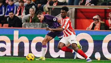 Lucas Rosa, frente a Hassan, en el Sporting - Real Valladolid.