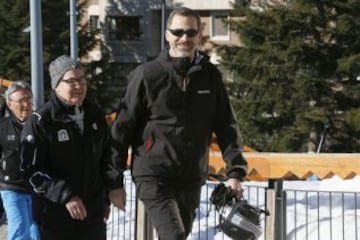 Rey Felipe VI ha aprovechado el buen tiempo para disfrutar de su afición al esquí en las pistas de la estación de Baqueira Beret (Lleida), en el Valle de Arán, provincia de Lleida. Felipe VI ha subido hasta la cota de 1.500 metros y, desde allí, hasta la de 1.800 en telesilla, donde ha comenzado a esquiar.