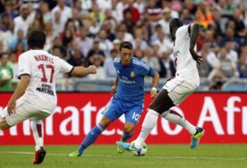 Ozil pelea un balón.