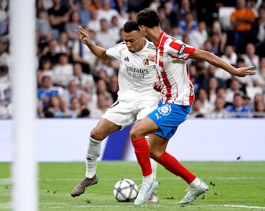 Kylian Mbappé arranca desde la derecha, se va de Witsel, sienta a Álex Moreno y cuando se dispone a regatear a Vitor Reis en el área, el defensa suelta el brazo y golpea con el codo la cara del jugador francés.