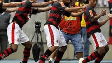 Dinho marca para alzar su primer título en el Flamengo