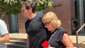Albert Rivera saliendo del tanatorio junto a su madre, Mar¨ªa Jes¨²s D¨ªaz, tras el fallecimiento de su padre, Agust¨ªn Rivera, a 21 de agosto de 2023, en M¨¢laga (Espa?a).
TANATORIO;MUERTE;PADRE;ALBERT RIVERA;CIUDADANOS;21 AGOSTO 2023
Fredy Torra / Europa Press
21/08/2023