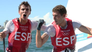 Nicolas Rodriguez Garcia-Paz y Jordi Xammar celebran la medalla de bronce en la Clase 470 de vela en los Juegos Ol&iacute;mpicos de Tokio.