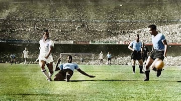 La derrota más famosa de todos los tiempos. Uruguay dio el gran golpe ante Brasil en el recién estrenado Maracaná, ante 173.850 personas controladas, el 16 de julio de 1950. Los charrúas ganaron su segunda Copa del Mundo, dando vuelta el marcador, con goles de Juan Alberto Schiaffino y Alcides Ghiggia.