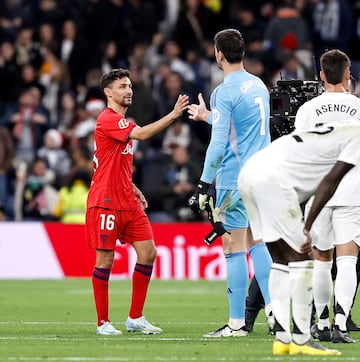 Jesús Navas saluda a Courtois al finalizar el partido. 