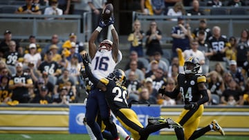 PITTSBURGH, PENNSYLVANIA - SEPTEMBER 18: Jakobi Meyers #16 of the New England Patriots attempts to catch a pass while defended by Cameron Sutton #20 of the Pittsburgh Steelers d2h at Acrisure Stadium on September 18, 2022 in Pittsburgh, Pennsylvania. Justin K. Aller/Getty Images/AFP