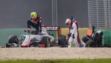 Esteban Guti&eacute;rrez se baja del Haas tras el accidente con Alonso.
