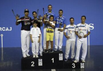 Podio de los vencedores La pareja formada por Imanol López, Jean Olaran y la pareja Txabi Inza  e Iñaki Goikoetxea, en el podio tras quedar primeros y segundos, respectivamente, en el Abierto Villa de Madrid de pelota vasca
