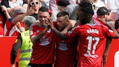 Carles Pérez, atacante del Celta, celebra su gol contra el Sevilla, durante el partido de la jornada 29 de LaLiga EA Sports este domingo en el estadio Sánchez Pizjuán de Sevilla.