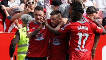 Carles P¨¦rez, atacante del Celta, celebra su gol contra el Sevilla, durante el partido de la jornada 29 de LaLiga EA Sports este domingo en el estadio S¨¢nchez Pizju¨¢n de Sevilla.