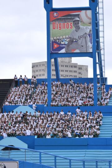 Cubanos participan en el ensayo de los actos de apertura para el partido mañana entre los Tampa Bay Rays de Estados Unidos y el Equipo de Cuba.