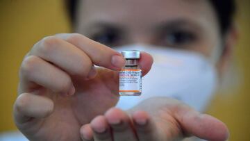 A health worker shows a dose of the Pfizer-BioNTech vaccine against COVID-19, at the Clinicas hospital in Sao Paulo, Brazil, on January 14, 2022. (Photo by NELSON ALMEIDA / AFP)