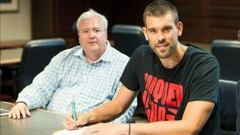 Marc Gasol, en el momento de la firma.