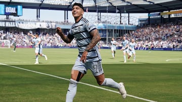 El delantero mexicano termina contrato con Sporting Kansas City en diciembre y comentó que ya hay pláticas para renovar su contrato.